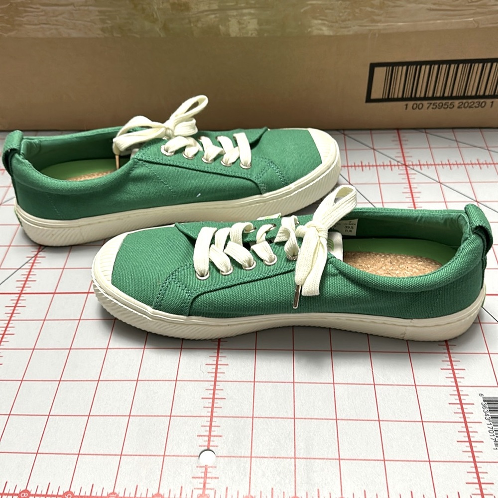 Cariuma tennis shoes SZ 8.5 Worn once